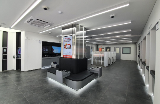 U 언택트스토어대구 통신골목점 내부. <LG유플러스 제공>